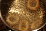 Кольца кальмара обжариваем в кипящем масле